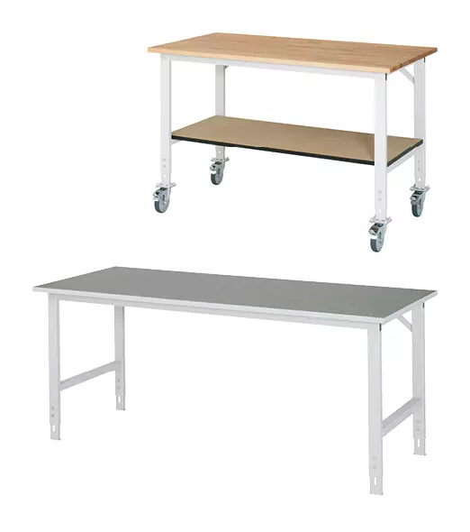 Oben befindet sich ein mobiler Tisch mit einer Holzplatte und einer unteren MDF Ablage auf Rollen. Unten steht eine statische Werkbank mit einer Melamin Arbeitsplatte und einem Metallgestell, beide als Tisch Tom bekannt.
