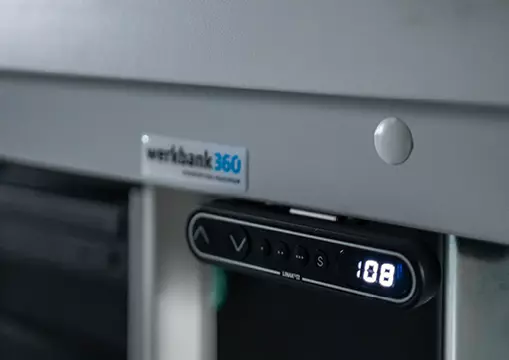 "Detailaufnahme eines Bedienelements an einer Werkbank mit digitaler Anzeige der Höhe und dem Logo 'werkbank360'.