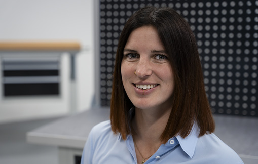 Vanja Rau, Medienkonzeption in moderner Werkstattumgebung.