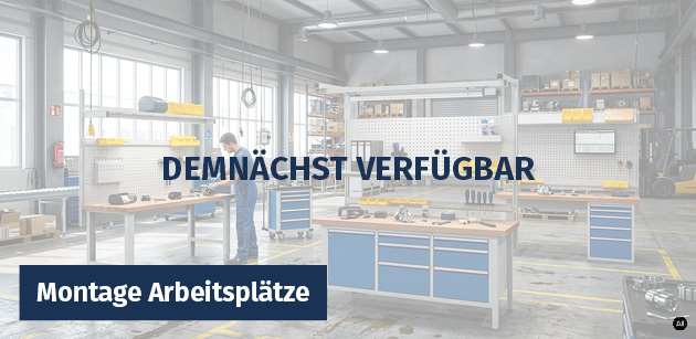 Montagearbeitsplätze mit Werkbänken, Schränken und Ablageflächen in einer industriellen Werkstatt; Hinweis „Demnächst verfügbar“.
