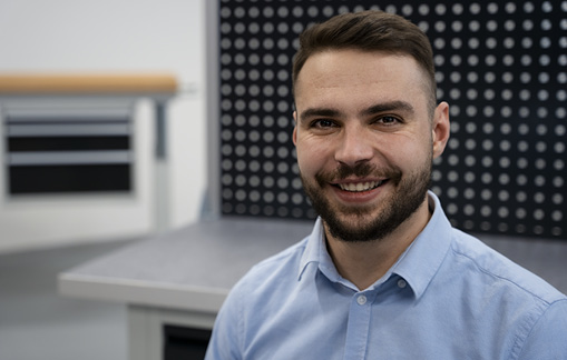 Marius Schwarz, Sales und Onlinemarketing Manager in moderne Werkstattumgebung.