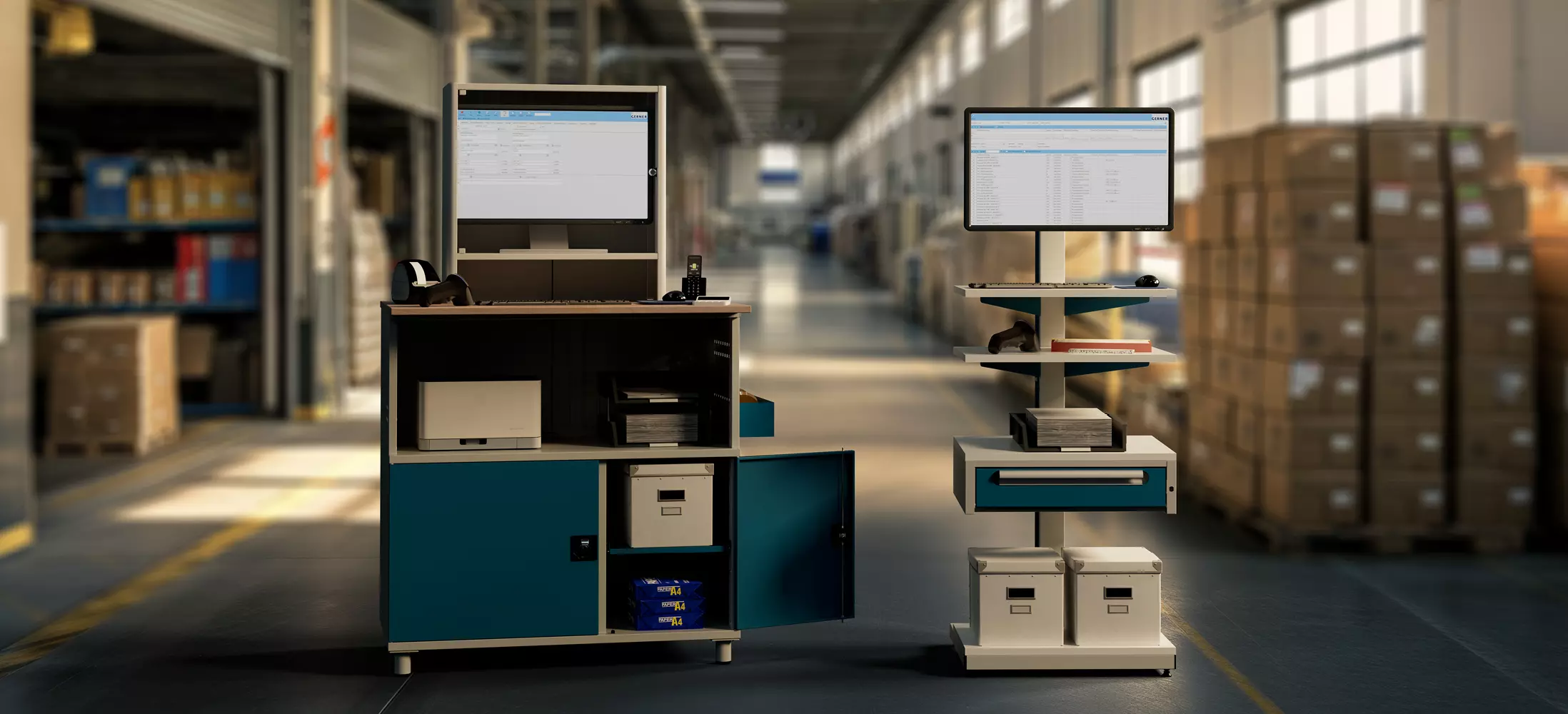 PC-Arbeitsplätze mit zwei Monitoren auf Schränken in einer Lagerhalle, ausgestattet mit Druckern und Büromaterial, im Hintergrund Regale mit Lagerkisten.