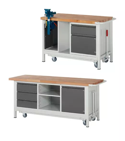 Zwei Varianten mobiler Werkbänke, eine mit Schraubstock und Ablagefach, die andere breiter mit verschiedenen Schubladen und TÜren, beide auf Rollen.