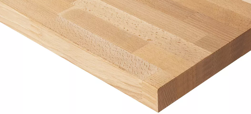 Eckansicht einer massiven, geleimten Buchenholzplatte mit sichtbarer Maserung und Kantenbearbeitung, hochwertig und ideal für stabile Arbeitsflächen.