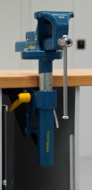 Blauer Schraubstock an einer Werkbank montiert mit Höhenverstellung. 