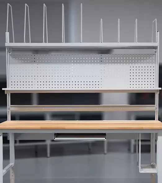 Werkbank mit heller Holzarbeitsfläche und Tastaturauszug mit Systemaufbau.