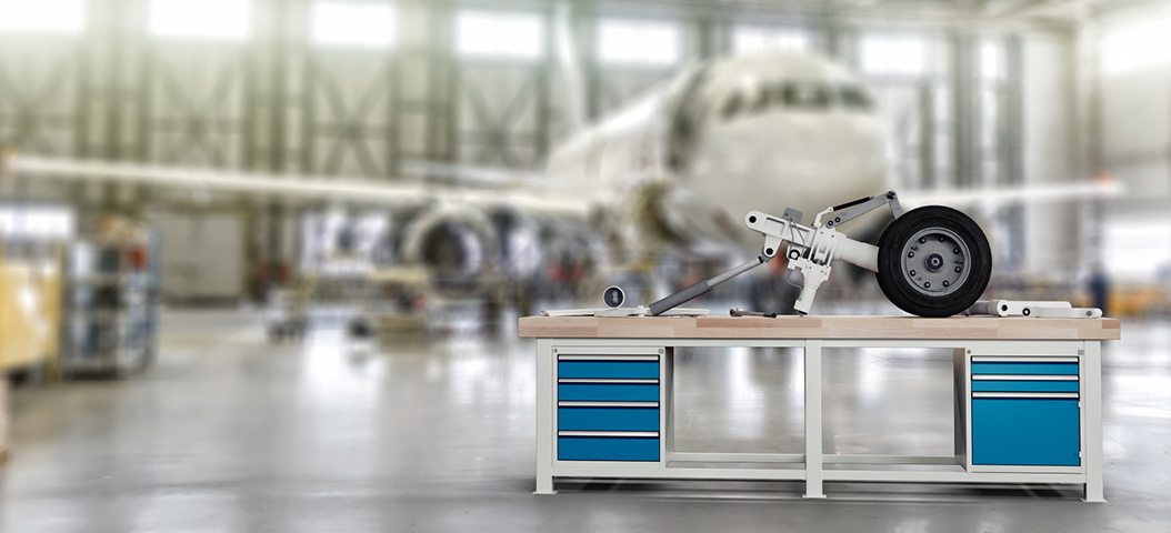 Robuste Werkbank für Schwerlastarbeiten in einer Flugzeugwerkstatt – hochwertige und langlebige Arbeitsplätze.