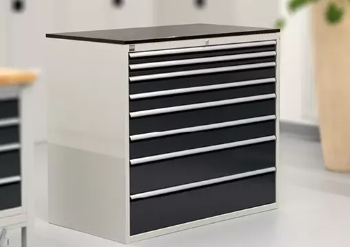 Metallschubladenschrank mit unterschiedlich großen Schubladen mit einer robusten Oberseite.