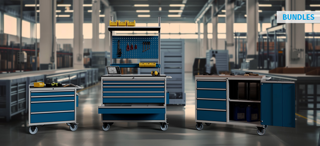 Drei Montagewagen auf Rollen in einer modernen Produktionshalle, mit Schubladen, Ablageflächen und einem Wagen mit Systemaufbau inklusive Lochwand und Werkzeughalterungen, ideal für organisierte Montagearbeiten.