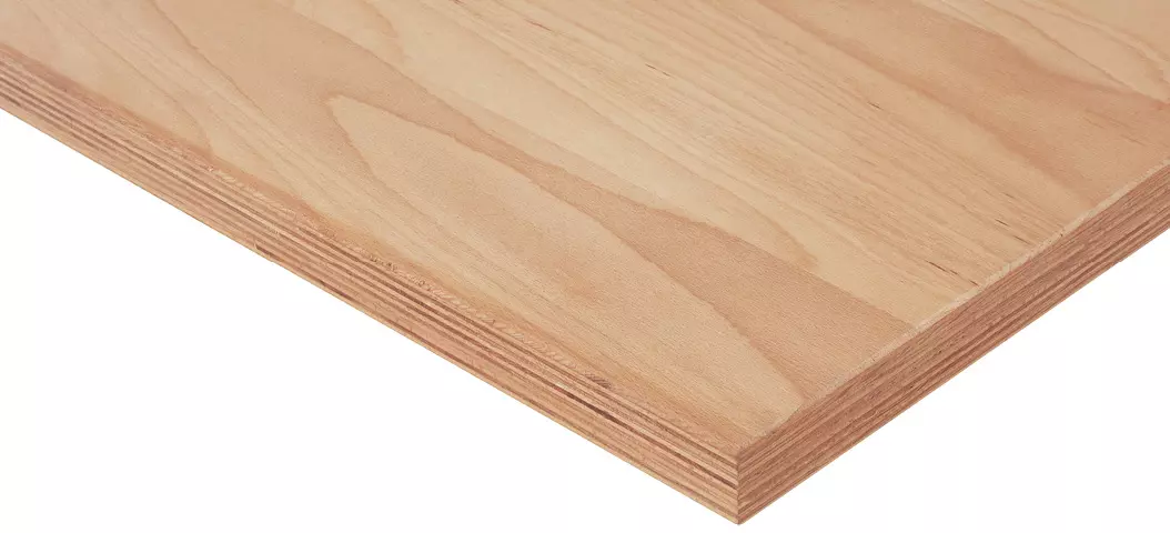 Eckansicht einer Buchen-Multiplexplatte, die die geschichtete Struktur und die feine Maserung des Holzes zeigt.