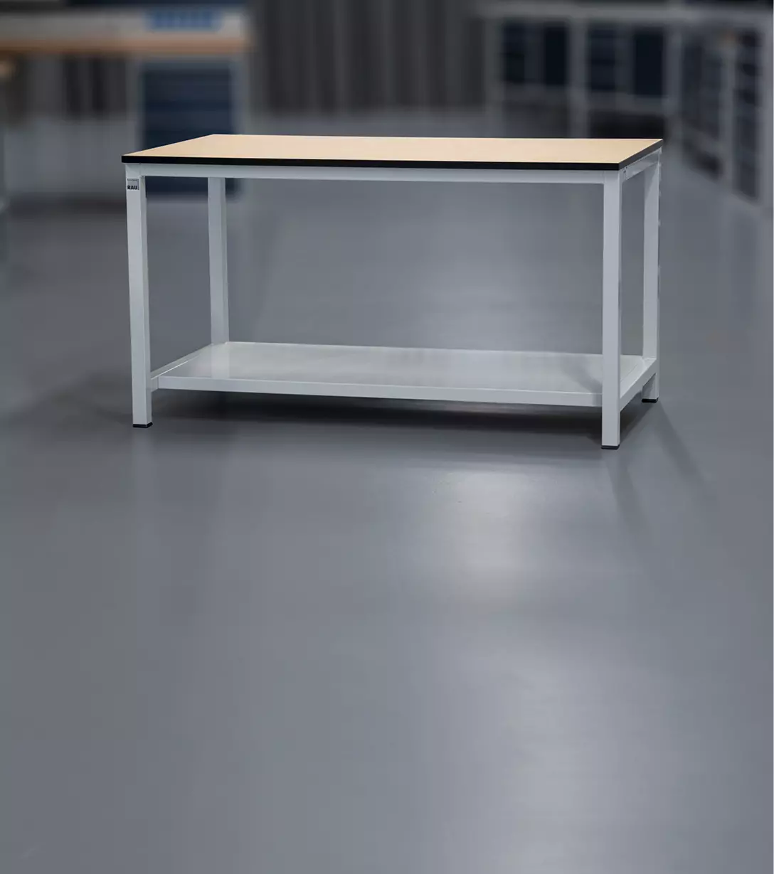Stabiler Werktisch mit Ablageboden und MDF Arbeitsplatte in industrieller Umgebung.