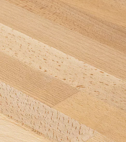 Detailaufnahme einer robusten Arbeitsplatte aus Buche Massiv Holz.