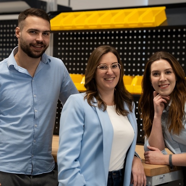 Teamfoto von Mitarbeitenden aus dem Vertrieb von werkbank360.