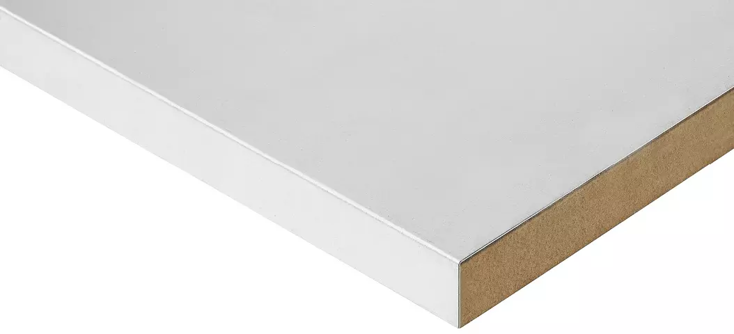 Eckansicht einer Stahlblechplatte mit metallischer Oberfläche und sauber geschnittenen Kanten.